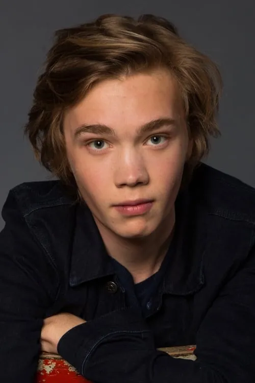 Charlie Plummer interpretando a T.J.