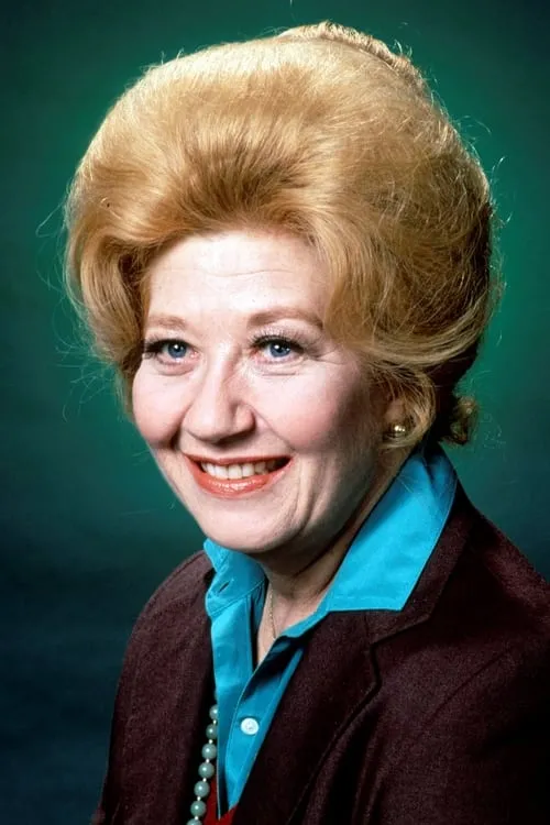 Charlotte Rae interpretando a Mae Slocombe