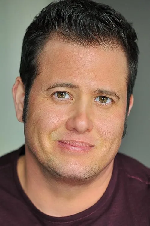 Chaz Bono interpretando a Sheriff Carlson