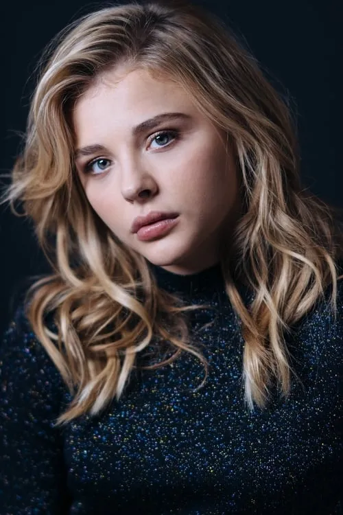 Chloë Grace Moretz interpretando a Maude Garrett