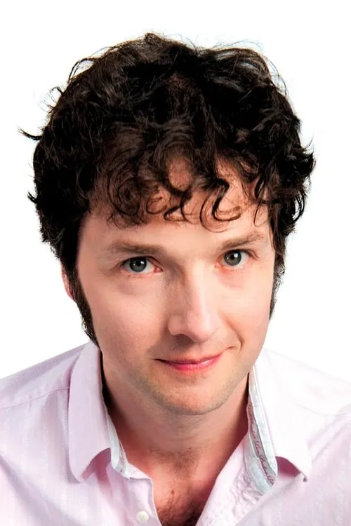 Chris Addison interpretando a Self