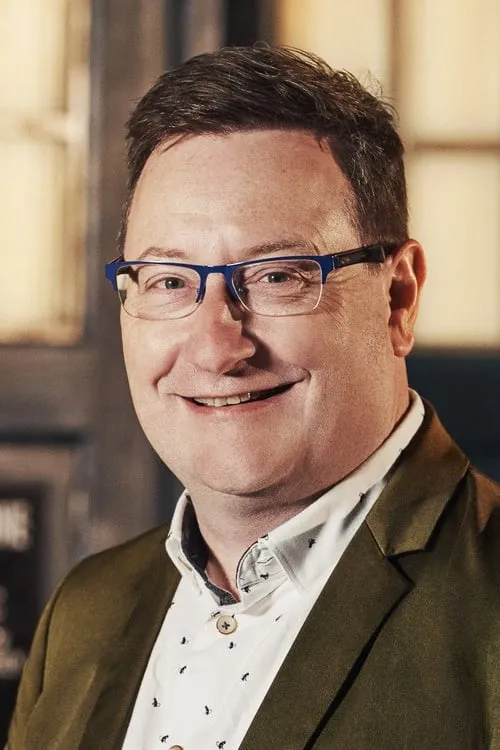 Chris Chibnall interpretando a (archive footage)