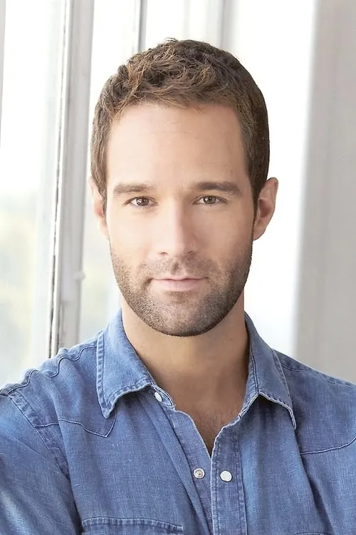 Chris Diamantopoulos interpretando a Trevor