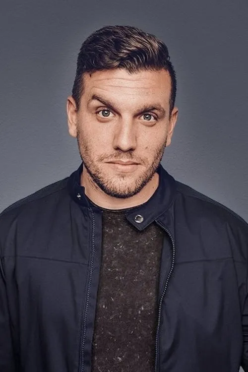 Chris Distefano interpretando a Himself