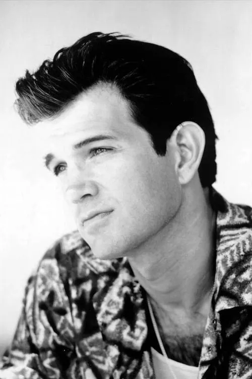 Chris Isaak interpretando a Self - Performer