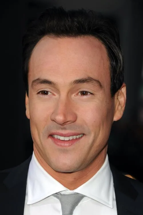 Chris Klein interpretando a Briggs