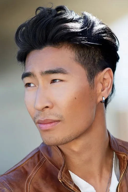 Chris Pang interpretando a Flying Blade