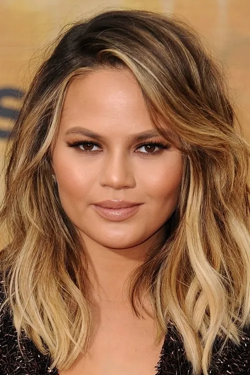 Chrissy Teigen interpretando a 