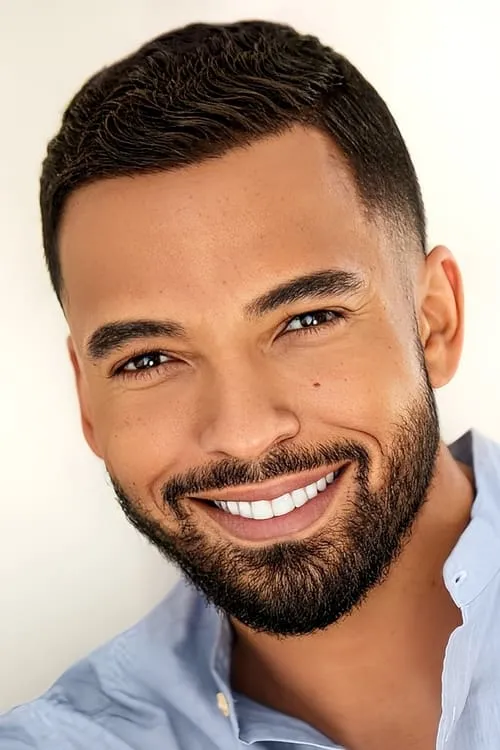 Christian Keyes interpretando a Julian