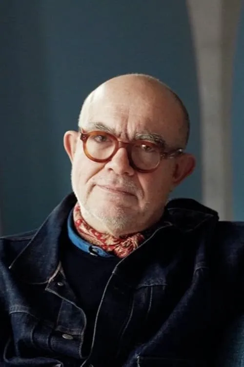 Christian Lacroix interpretando a Self - Fashion Designer