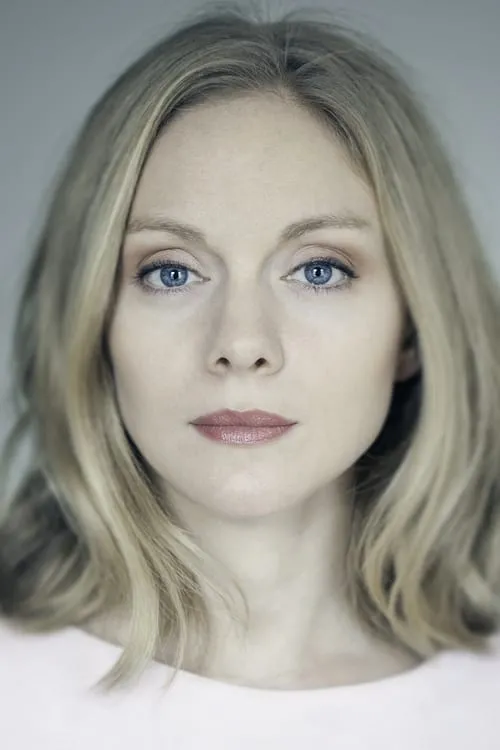 Christina Cole interpretando a Angela