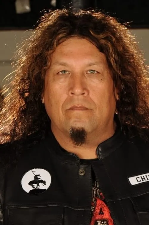 Chuck Billy interpretando a Vox