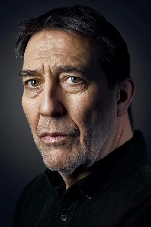 Ciarán Hinds interpretando a Adam