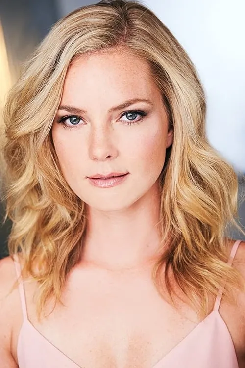 Cindy Busby interpretando a Annalise Collins