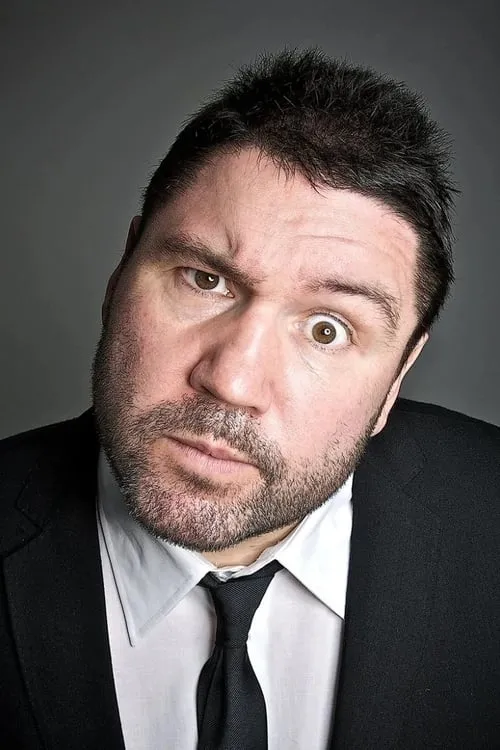 Ricky Grover interpretando a Falon Hausmann