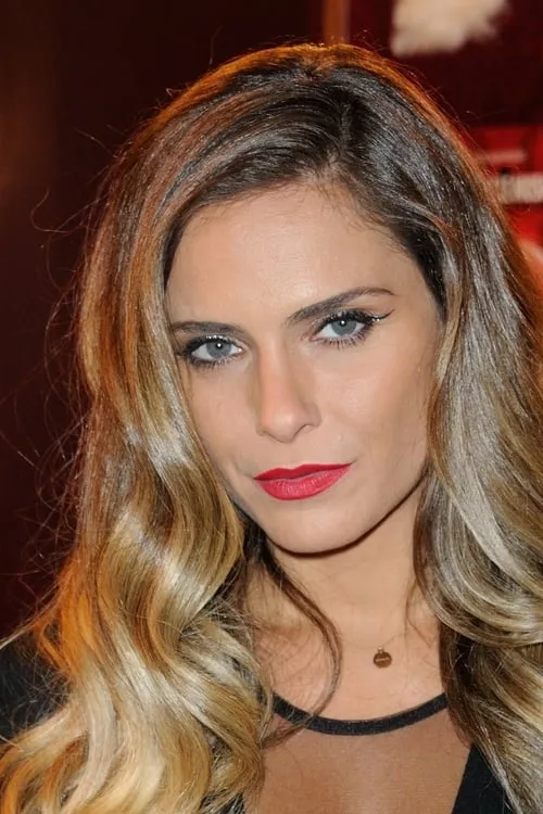 Clara Morgane interpretando a Marianne