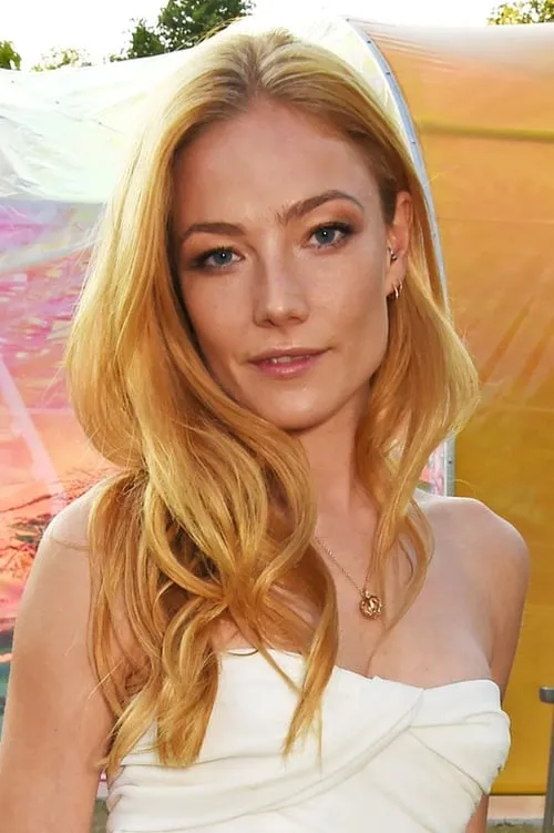 Clara Paget interpretando a Natalie