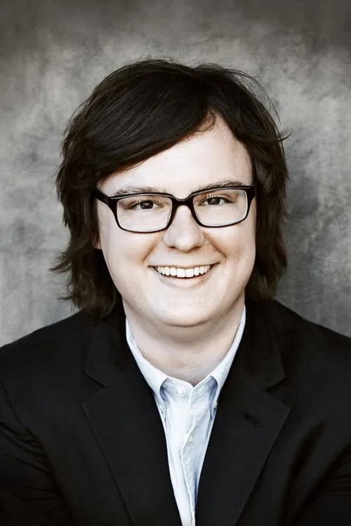 Clark Duke interpretando a Trey