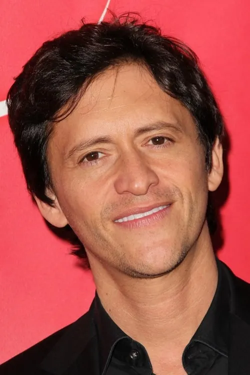 Clifton Collins Jr. interpretando a George