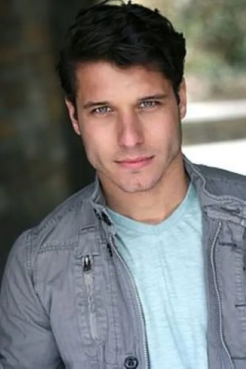 Cody Calafiore interpretando a Max Carson