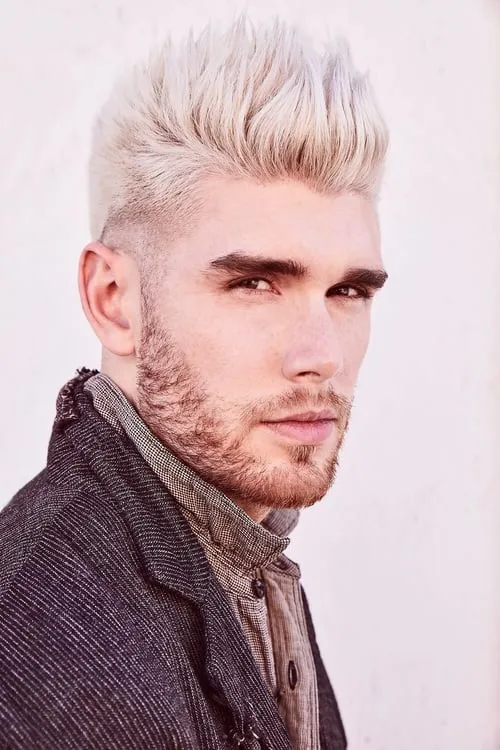 Colton Dixon interpretando a Self