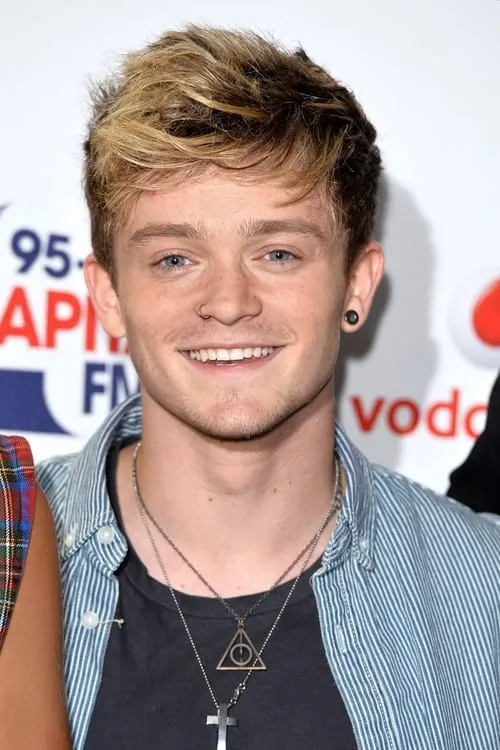 Connor Ball interpretando a 