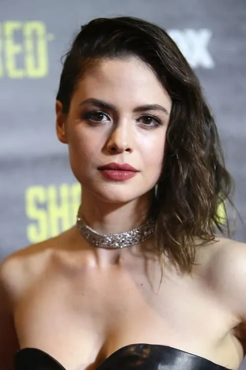 Conor Leslie interpretando a Gwen