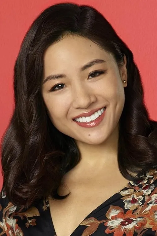 Constance Wu interpretando a Sara