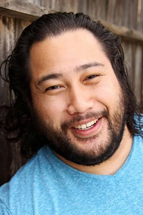 Cooper Andrews interpretando a Evil guard