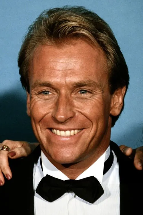 Corbin Bernsen interpretando a Self