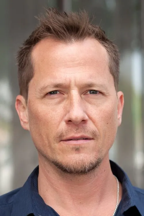 Corin Nemec interpretando a Dr. Mike Olsen