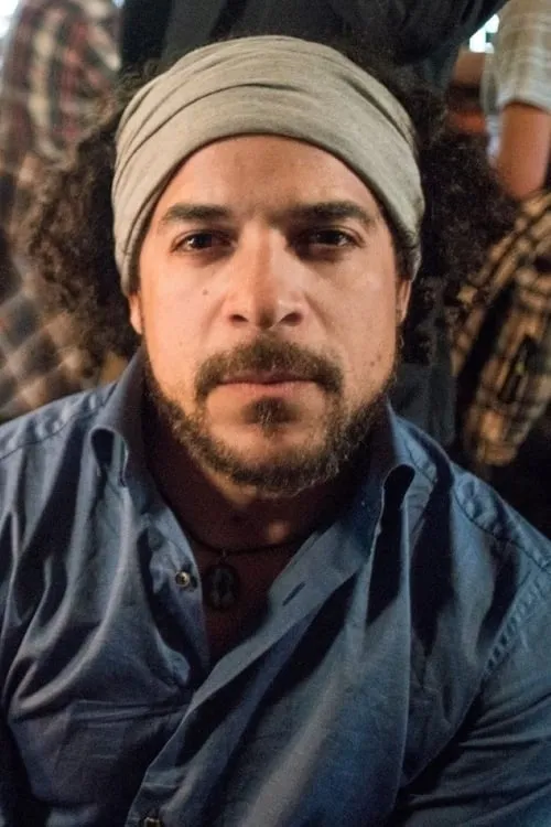 Cory Bowles interpretando a Trey