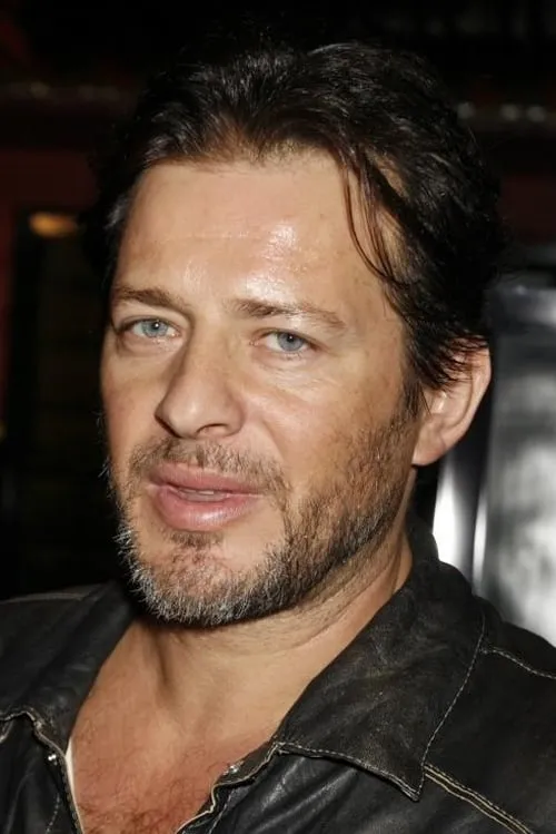 Costas Mandylor interpretando a Vassilis