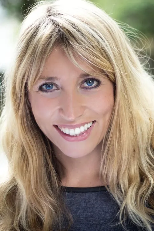 Daisy Haggard interpretando a Debbie