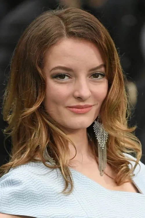 Dakota Blue Richards interpretando a Geraldine