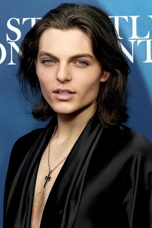 Damian Hurley interpretando a James