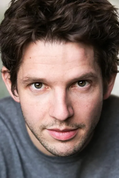 Damien Molony interpretando a Paddy