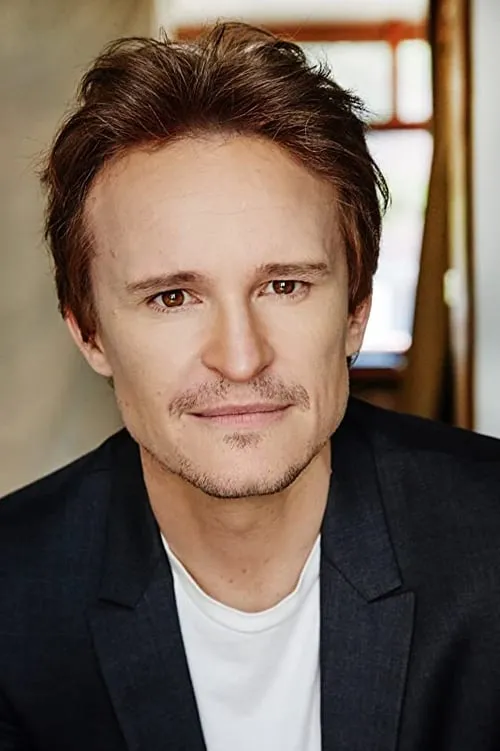 Damon Herriman interpretando a Mark Jorgensen