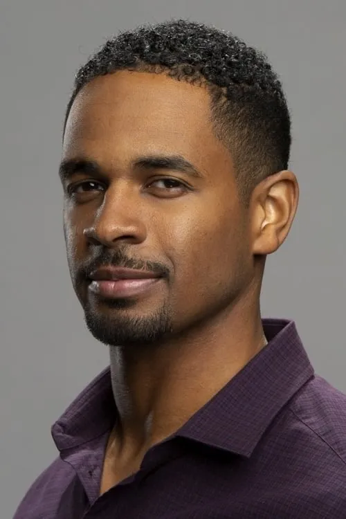 Damon Wayans Jr. interpretando a Nick