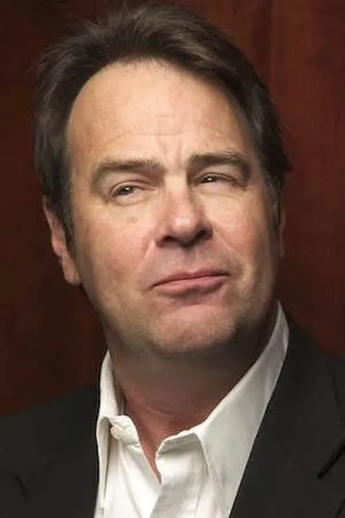 Dan Aykroyd interpretando a Self