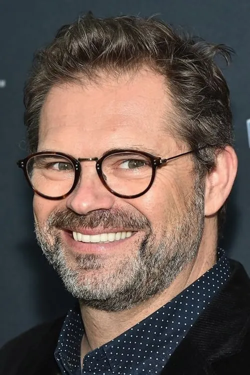 Dana Gould interpretando a Therapist