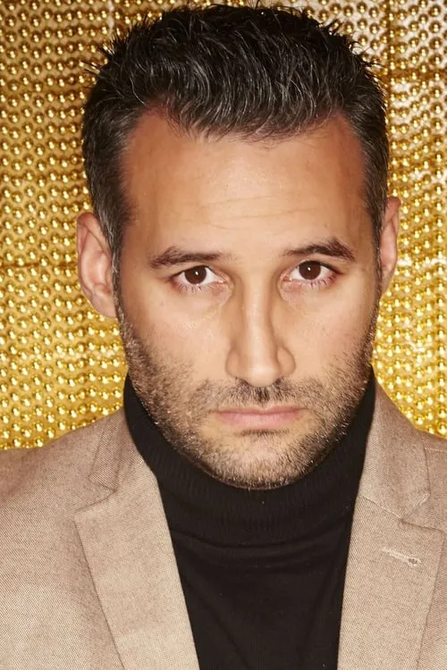 Dane Bowers interpretando a Self