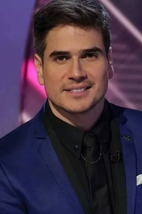 Daniel Arenas interpretando a 