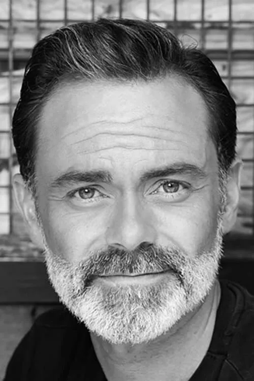 Daniel Brocklebank interpretando a Father Gillie