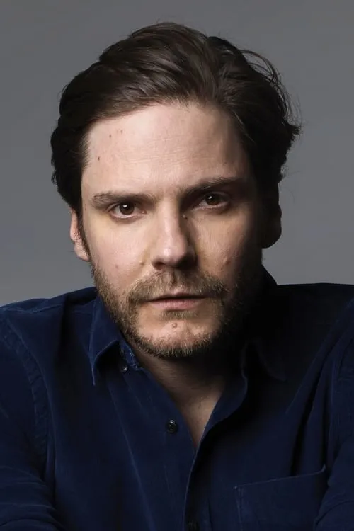 Daniel Brühl interpretando a Pvt Fredrick Zoller