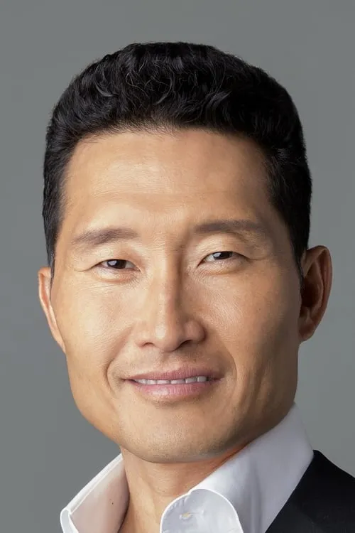 Daniel Dae Kim interpretando a David