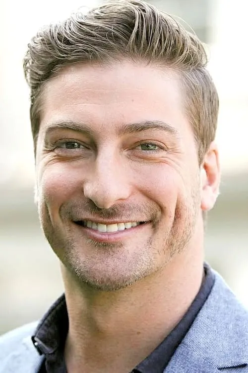 Daniel Lissing interpretando a Ryan Sparks