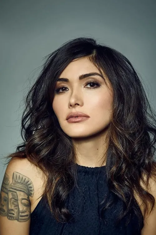 Daniella Pineda interpretando a Deputy Inspector Smith (voice)