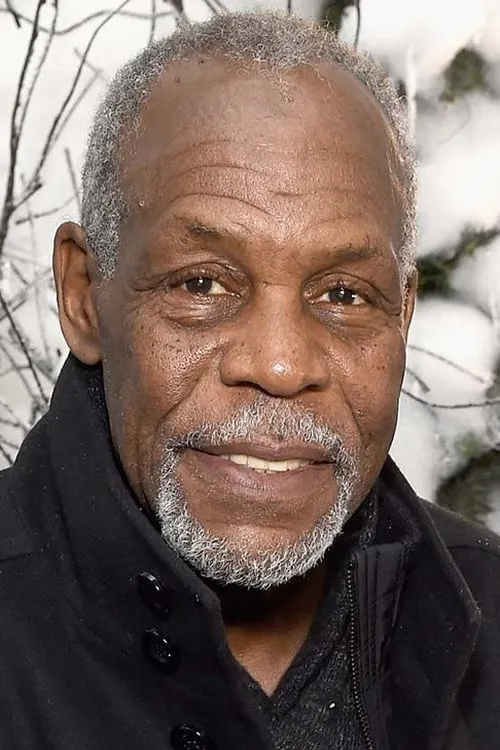 Danny Glover interpretando a Self