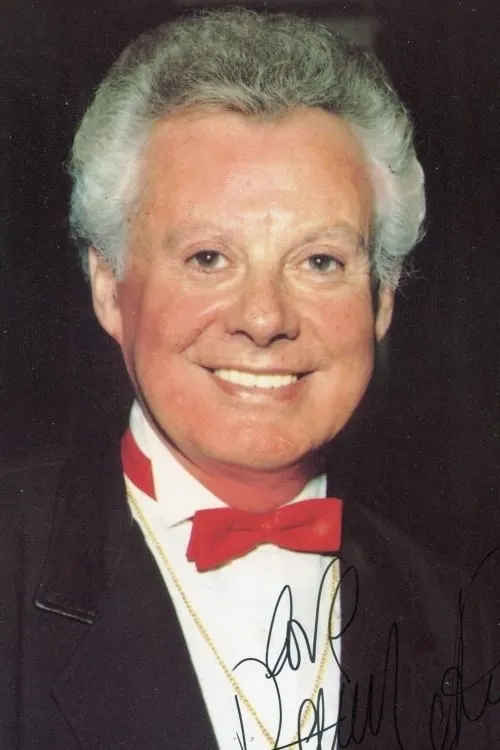 Danny La Rue interpretando a Lord Fancourt Babberley